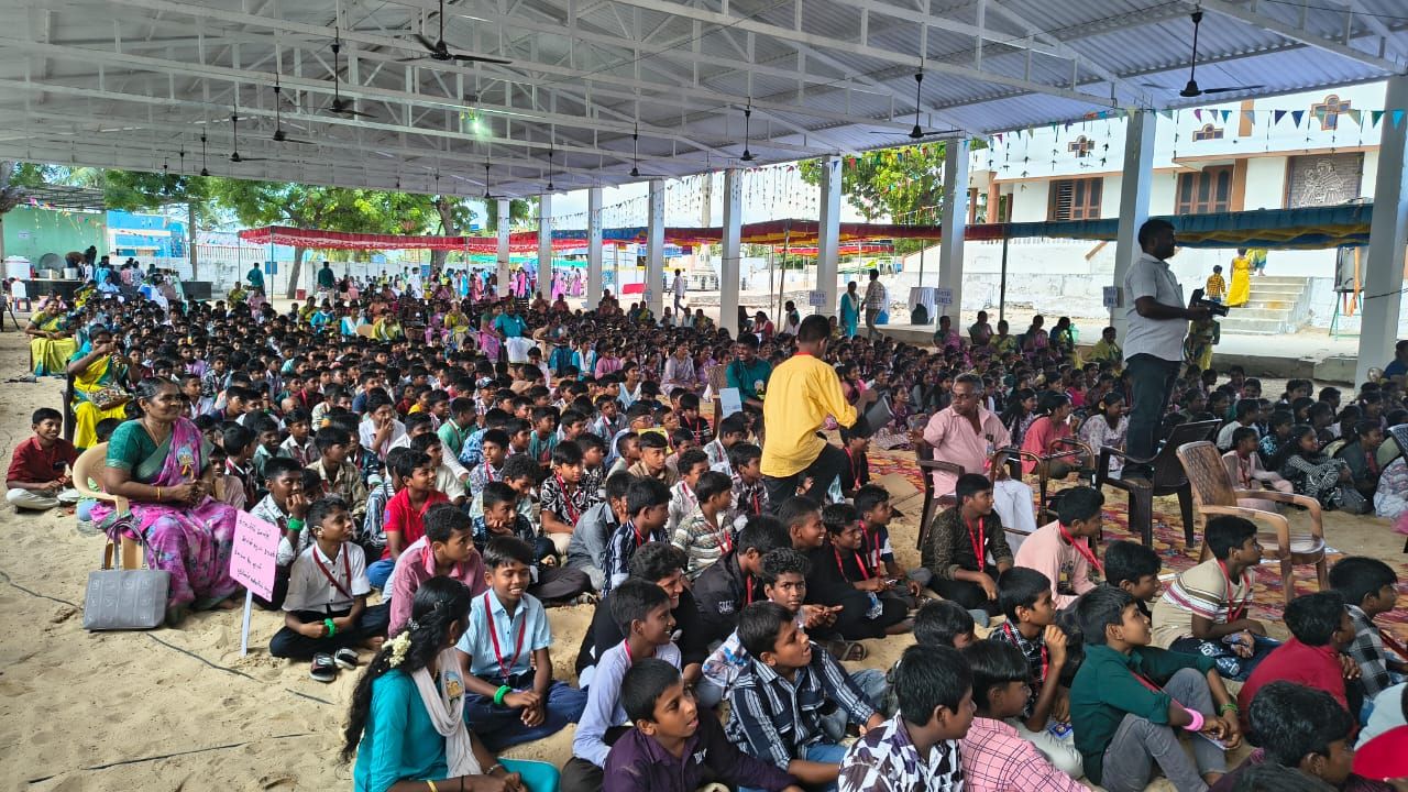 மழலையராய் அவர் மடியில் ஒரு நாள்