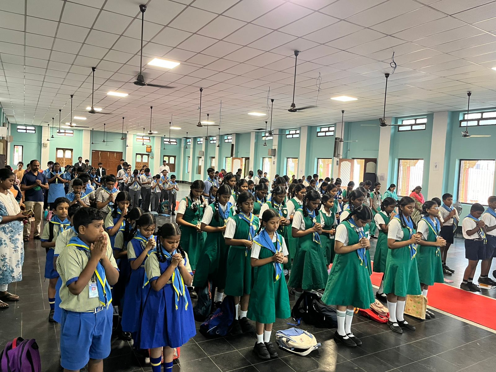 சென்னை மயிலை உயர் மறைமாவட்டம் முன்னெடுத்த மாணாக்கர் இயக்க (YCS/YSM) தலைமைத்துவப் பயிற்சி !     தலைமைத்துவப் பயிற்சியானது (YCS YSM ) அக்டோபர் 18, 2025 அன்று வேப்பேரியில் உள்ள புனித சூசையப்பர் ஆங்கிலோ இந்தியன் ஆண்கள் மேல்நிலைப் பள்ளியில் வெற்றிகரமாக நடத்தப்பட்டது.    இந்த நிகழ்வு செபம் மற்றும் வரவேற்புரையுடன் தொடங்கியது. அதனைத் தொடர்ந்து, கருத்தாளராக வந்திருந்த அருட்தந்தை வருண் ரிச்சர்ட் (புனித சூசையப்பர் ஆலயத்தின் உதவிப் பங்குத் தந்தை மற்றும் (YCS YSM ) இன் முன்னாள் உறுப்பினர்) அறிமுகப்படுத்தப்பட்டார். மாணவர்கள் அவர்களது வழிகாட்டிகளுடன் குழுக்களாகப் பிரிக்கப்பட்டனர். உள்ளூர் இளைஞர்கள் மற்றும் தன்னார்வலர்கள் நிகழ்வு சிறப்பாக அமைய உதவினர்.         பிறகு, அருட்தந்தை வருண் அவர்கள் “தலைமைத்துவம் என்றால் என்ன?”, “உண்மையான தலைவர் யார்?”, மற்றும் “ஒரு உண்மையான தலைவரின் குணங்கள்” போன்ற தலைப்புகளில் ஊக்கமளிக்கும் உரையைப் பகிர்ந்து கொண்டார். இந்தத் தலைமைத்துவம் குறித்த வீதி நாடகத்தை நடத்திய பள்ளி மாணவர்கள் அனைவரையும் கவர்ந்தனர்.    இரண்டாவது அமர்வு “YCS/YSM செயல்முறை மற்றும் செயல்பாட்டில் தலைமைத்துவம்” என்பதில் கவனம் செலுத்தியது. அருட்தந்தை வருண் அவர்கள் தலைமைத்துவத்தில் உள்ள சவால்களை எடுத்துரைத்ததுடன், “சிறிய செயல்களே பெரிய மாற்றத்தை ஏற்படுத்தும்” என்று வலியுறுத்தினார். இதனைத் தொடர்ந்து, திருமதி. பிரின்சஸ் பியூலா (முன்னாள் வழிகாட்டி) மற்றும் செல்வி. மோனெட் ரெனி (தேசியச் செயலாளர்) ஆகியோர் தங்கள் அனுபவங்களைப் பகிர்ந்து கொண்டு பங்கேற்பாளர்களை ஊக்குவித்தனர்.    இந்த நிகழ்ச்சியைச் சகோதரர் தீபக், அருட்தந்தை வருண் ரிச்சர்ட், மற்றும் இளைஞர் தன்னார்வலர்கள், வழிகாட்டிகள் திருமதி பெனிஷா மற்றும் திருமதி கிரேஸ் பால் ஆகியோருடன் இணைந்து சிறப்பாக ஏற்பாடு செய்திருந்தார்.    இந்நிகழ்வில் மொத்தம் 21 பள்ளிகள் பங்கேற்றன. இதில் 185 மாணவர்கள் மற்றும் 29 வழிகாட்டிகள் கலந்து கொண்டனர். நிறைவாக விருந்தினர்களைக் கௌரவித்து, நன்றியுரை கூறப்பட்டது. அதில் புனித சூசையப்பர் ஆங்கிலோ இந்தியன் ஆண்கள் மேல்நிலைப் பள்ளியின் தாளாளர் அருட்தந்தை பீட்டர் ஜெரால்டு அவர்களுக்கும் மேலும், அனைத்து பள்ளியின் முதல்வர்கள், தாளாளர்கள், மற்றும் வழிகாட்டிகள் ஆகியோரின் ஒத்துழைப்புக்கு மனமார்ந்த நன்றியைத் தெரிவித்தனர்.    உற்சாகமான YCS YSM கைத்தட்டலுடன் நிகழ்வு நிறைவுற்றது. விசுவ