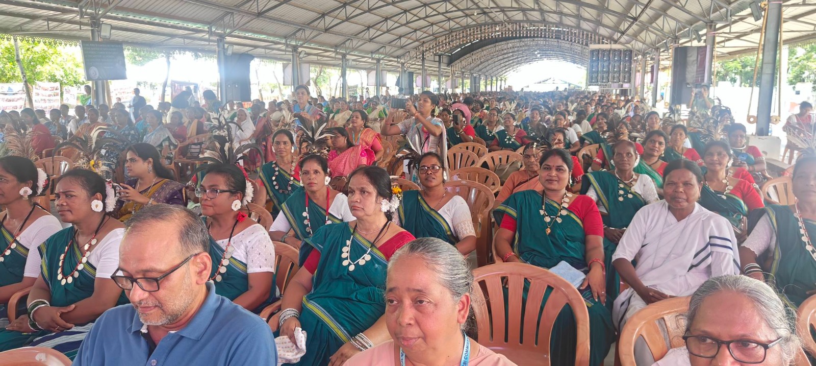 வேளாங்கண்ணியில் நடைபெற்ற மகளிர் ஆணைய தேசிய மாநாடு.   "நம்பிக்கையின் திருப்பயணிகள் " என்னும் கருப்பொருளில், 2025 மகளிர் ஜூபிலியின் 7வது தேசிய மாநாடு செப்டம்பர் 29 முதல் அக்டோபர் 1 வரை, இந்தியா முழுவதிலிருந்தும் பெண்களை செபம் , தியானம் மற்றும் கொண்டாட்டத்திற்கு ஒன்றிணைத்து நடத்தப்பட்டது. புனித ஆரோக்கிய அன்னை பேராலயத்தில்  ஆலயத்தில், CCBI மகளிர் ஆணையம் ஏற்பாடு செய்த இந்த மாநாட்டில், நாடு முழுவதும் 77 மறைமாவட்டங்களைச் சேர்ந்த 1,400-க்கும் மேற்பட்ட பெண்கள் பங்கேற்றனர்.   "ஜூபிலி 2025 – இயேசுவின் பிறப்பில் நம்பிக்கையின் திருப்பயணிகள் " என்ற கருப்பொருளின் ஒளியில் நடத்தப்பட்ட இந்த மாநாடு, பெண்களுக்கு தங்கள் இல்லங்களிலிருந்து விலகி, செபம்  செய்யவும், கலாச்சாரம் மற்றும் பாரம்பரியங்களை கொண்டாடவும், அன்றாடக் குடும்பப் பொறுப்புகளிலிருந்து விடுதலை பெற்று உறவிணக்கத்தை அனுபவிக்கவும் ஒரு வாய்ப்பை வழங்கியது.  மறைமாவட்ட திட்டம் நடைமுறைப்படுத்தப்பட்டு ஒரு ஆண்டு நிறைவு பெற்றதை நினைவுகூறும் நிகழ்வாக  அமைந்தது.   மும்பை மறைமாவட்ட முன்னாள் பேராயர் கர்டினல் ஒஸ்வால்ட் கிராசியாஸ் துவக்க திருப்பலி நிறைவேற்றினார் . தேவாலயத்தின் வாழ்க்கை மற்றும் பணி முன்னேற்றத்தில் பெண்கள் ஆற்றும் மதிப்புமிக்க பங்குக்கு பாராட்டுகளை தெரிவித்தார். திறப்பு நிகழ்ச்சியில், ரூர்க்கேலா மறைமாவட்ட ஆயரும், CCBI மகளிர் ஆணையத் தலைவருமான ஆயர் கிஷோர் கே. குஜூர் மாநாட்டை உத்தியோகபூர்வமாகத் திறந்துவைத்தார். தஞ்சாவூர் மறைமாவட்ட ஆயர் சகயராஜ் தம்புராஜ் மற்றும் பல ஆயர்கள், அருட்தந்தையர்கள் ,  இறைமக்கள்  பங்கேற்பு, நிகழ்வுக்கு சிறப்பை கூட்டியது.    ஆதிவாசி பெண்களின் பங்கேற்பை கருத்தில் கொண்டு, அமர்வுகள் இந்தி மற்றும் ஆங்கிலம் ஆகிய மொழிகளில் நடத்தப்பட்டன. ஆதார நிபுணர்கள் திருவிவிலியத்தில்  உள்ள பெண்களின் நம்பிக்கை, வலிமை, தலைமைத்துவம் போன்ற அம்சங்களை விளக்கினர்.  நிகழ்ச்சிகளில் வேளாங்கண்ணியின் ஒலி–ஒளி நிகழ்ச்சி, மணிப்பூரில் நிகழ்ந்த வன்முறையை வெளிப்படுத்திய காணொளி, வத்திக்கான் துறையின் வாழ்த்துச் செய்தி, மற்றும் கலாச்சார நிகழ்ச்சிகளின் ஒரு பகுதியாக பாரம்பரிய நடனங்கள், ஜூபிலி ஆண்டுப் பாடல் ஆகியவை இடம்பெற்றன. "முகமற்ற முகம்(The Face of the Faceless )" திரைப்படம் மூலம் சகோதரி ராணி மரியாவின் வாழ்க்கையும், தியாகமும் ஒலி–ஒளி நாடகமாகக் காட்சியளிக்கப்பட்டது. மணிப்பூர் வன்முறையைப் பற்றிய ச