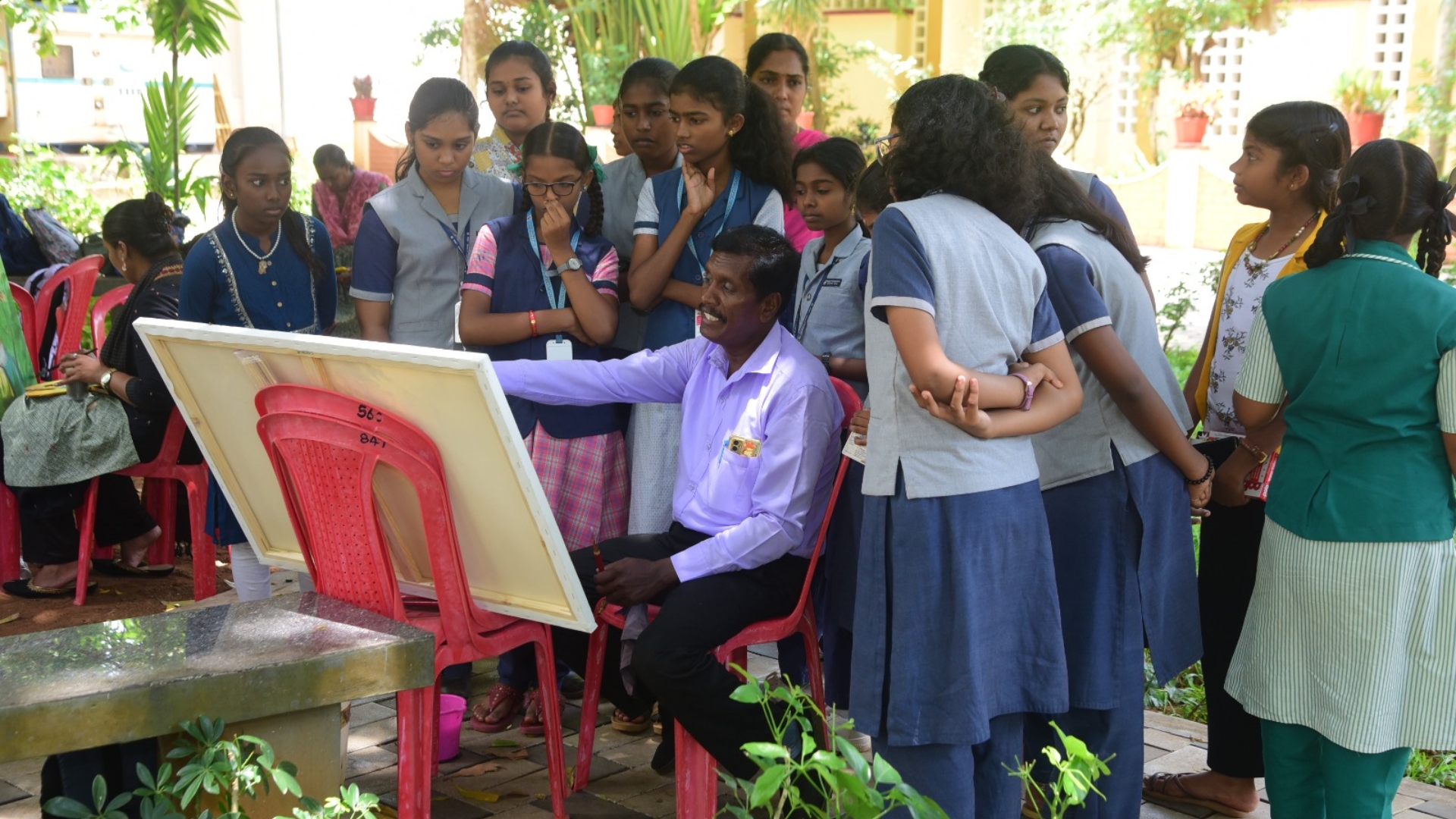 கலை என்பது ஒரு தொழில் மட்டுமல்ல, சமூகத்தில் மதிப்புகளையும் நம்பிக்கையையும் உருவாக்கும் ஒரு தொழிலும் என்பதை வலியுறுத்தினார்.