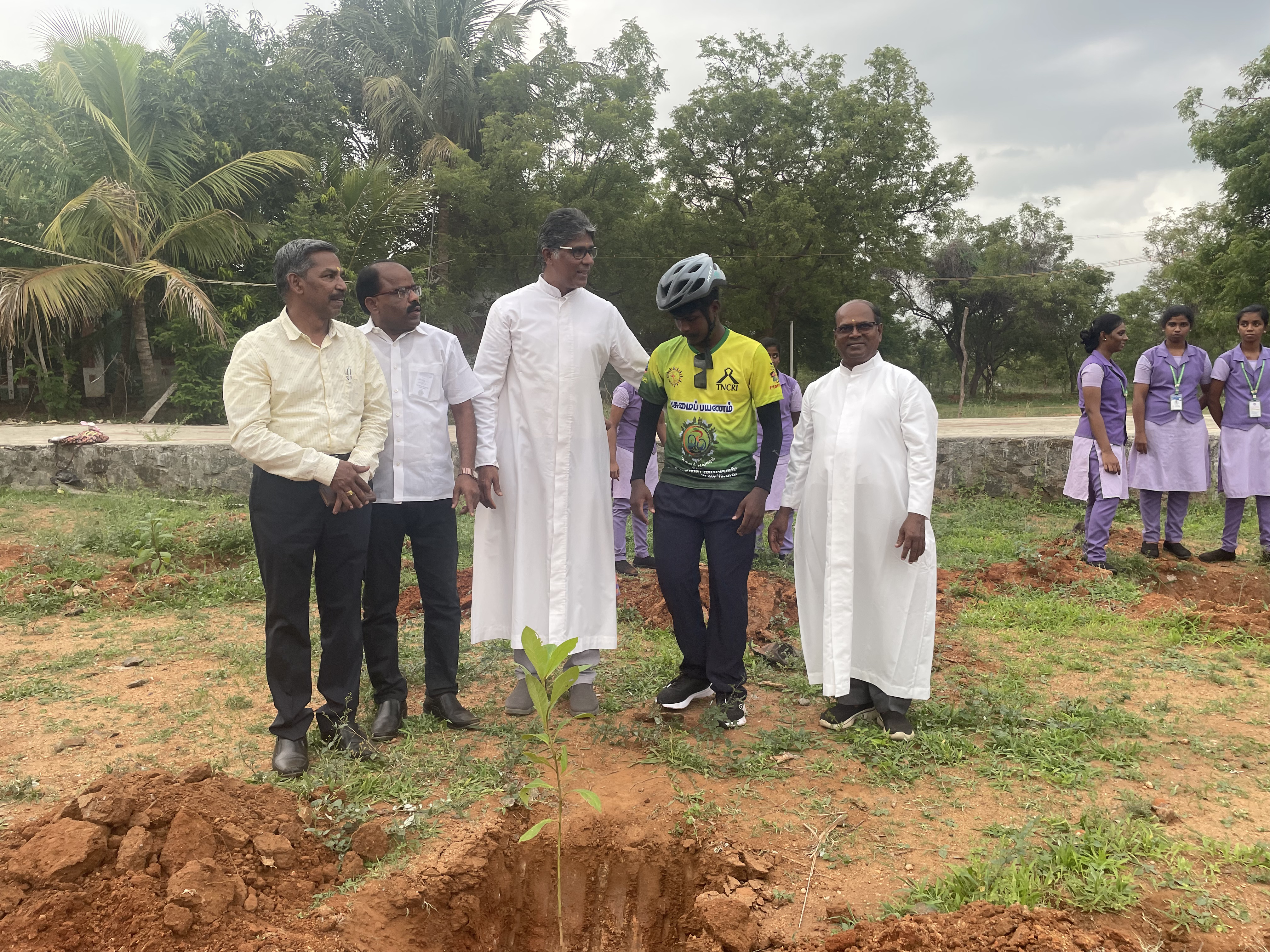 இயற்கையை காக்க தொடரும் பயணத்தில் இரண்டாம் நாள் ஆனது நேற்று  தொடங்கியது முதலில் கிறிஸ்துராஜா மேல்நிலைப் பள்ளியில் தொடக்க விழாவானது தொடங்கியது அதில் அருள்பணி சகோதரர் விக்டர் அவர்கள்  கருத்துரை வழங்கினார்.அருள் சகோதரி பிலோ அவர்கள் பசுமை பயணத்தின் முக்கியத்துவத்தை பற்றி கூறிவிட்டு கொடியை அசைத்து பசுமை பயணத்தை துவங்கி வைத்தார் இந்த பசுமை பயணத்தில் இக்னேஷியஸ் பள்ளி மாணவிகள் மற்றும் ஆசிரியர்கள் அருள் சகோதரிகள் இந்த பசுமை பயணத்தில் பசுமை வீரர்களுடன் இணைந்து தாமிரபரணி ஆற்றை நோக்கி பயணம் செய்தனர். சுமார் ஒன்பதரை மணி அளவில் பசுமை பயண வீரர்கள் அனைவரும் தாமிரபரணி ஆற்றின் அருகே வந்தடைந்தனர். அங்கு பனைமரம் நடுதல் நிகழ்ச்சியானது நடைபெற்றது அதில் தமிழக சட்டமன்ற தலைவர் அப்பாவு அவர்கள் சிறப்பு விருந்தினராக வருகை தந்திருந்தார். இக்னேஷியஸ் மாணவிகள் பறையாட்டம் ஆடி அனைவரையும் மகிழ்ச்சியடைய செய்தனர் அதை தொடர்ந்து அனைவரும் பனை விதைகளை விதைத்தனர். அதைத் தொடர்ந்து பேராயர் இல்லத்திற்கு பசுமை பயணம் வீரர்கள் தன்னார்வலர்கள் மாணவியர்கள் ஆசிரியர்கள் அனைவரும் வந்தடைந்தனர். அங்கு மரம் நடுதல் நிகழ்ச்சியானது நடைபெற்றது இந்த நிகழ்ச்சியில் கிறிஸ்து ராஜா பள்ளி மாணவிகள் மற்றும் கல்லூரி மாணவர்கள் இக்னேஷியஸ் பள்ளி மாணவர்கள் இவர்கள் அனைவரும் தங்கள் கலைகள் மூலம் இயற்கை பற்றி விழிப்புணர்வை தந்தனர். இந்த நிகழ்ச்சியில் பசுமை பயண வீரர்களான AICUF மாணவர்கள் இயற்கையை நாம் எப்படி சுரண்டுகிறோம் அதை எப்படி அழித்துக் கொண்டு இருக்கிறோம் என்பதை பற்றி விழிப்புணர்வு வீதி நாடகமானது நடித்துக் காட்டினர் இந்த நிகழ்ச்சிக்கு பிறகு மரம் நடுதல் நிகழ்ச்சியானது நடைபெற்றது மாணவர்கள் அருள் தந்தையர் அருள் சகோதரர்கள் மற்றும் பசுமை பயண வீரர்கள் அனைவரும் மரங்களை நட்டனர். அதைத்தொடர்ந்து  2.45 மணி அளவில் பசுமை பயண வீரர்கள் அனைவரும் தூத்துக்குடியை நோக்கி இயற்கை காக்கும் பயணத்தை தொடர்ந்தனர்...... செல்லும் வழியில் விதை பந்துகளை போட்டு கொண்டு சென்றனர் மாலை 5 மணி அளவில் பசுமை பயண வீரர்கள் சென்மேரிஸ் பாய்ஸ் ஹையர் செகண்டரி ஸ்கூல் தூத்துக்குடியில் சென்றடைந்தனர் அங்கு அருள்தந்தை சிங்கராயர் பசுமைப் பயண வீரர்களை பள்ளி மாணவர்களுடன் பறையிசை முழங்க வரவேற்றார் அதன் பிறகு பசுமை பயண வீரர்களுக்கு அறிமுக உரை சிங்கராயாரால் வழங்கப்பட்டது அதனை தொடர்ந்து பறை இசைக்கலைஞர்கள் தங்களது நடனத்தை ஆடினர் அதனைத் தொடர்ந்து