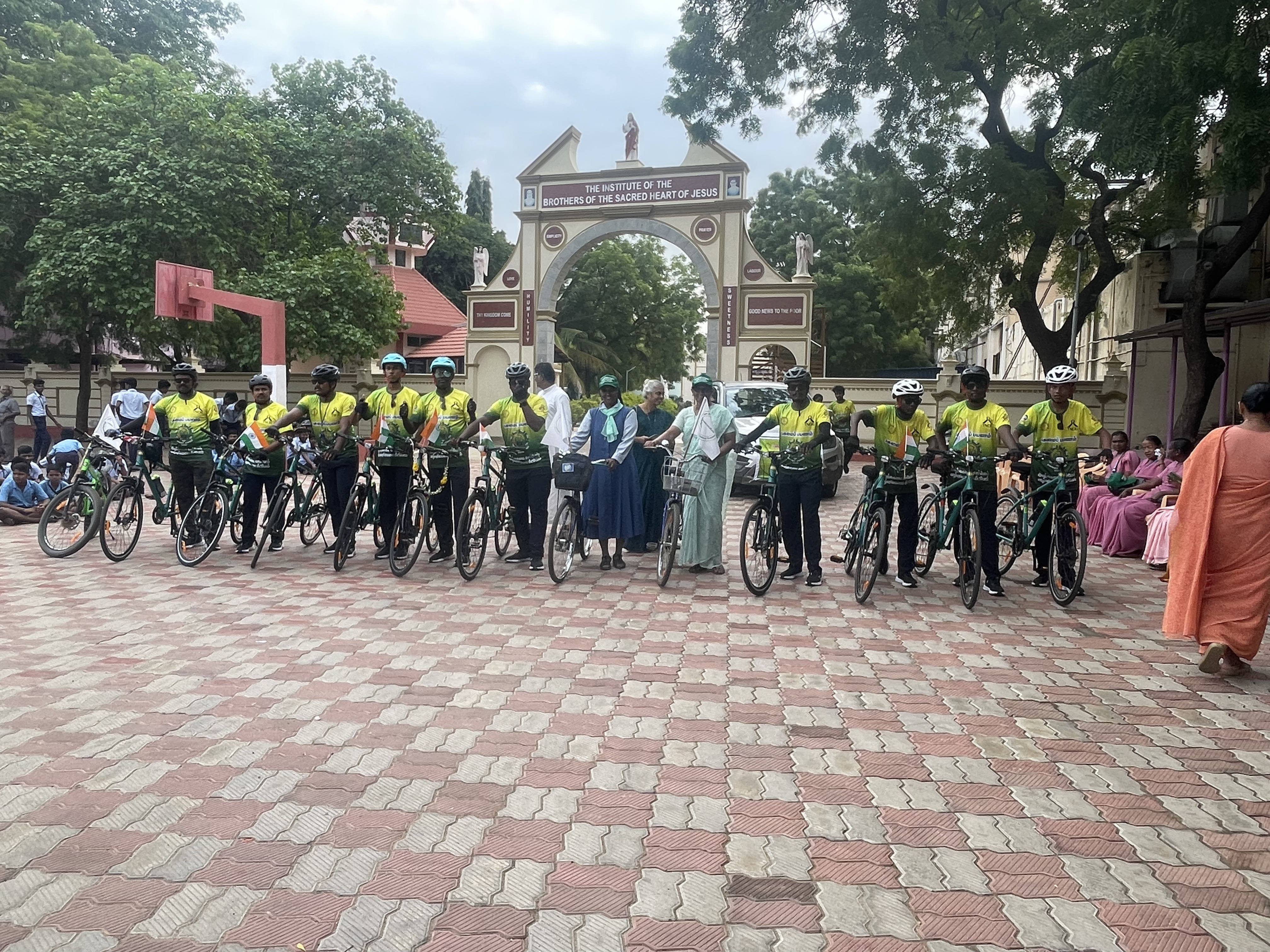 இயற்கையை காக்க தொடரும் பயணத்தில் இரண்டாம் நாள் ஆனது நேற்று  தொடங்கியது முதலில் கிறிஸ்துராஜா மேல்நிலைப் பள்ளியில் தொடக்க விழாவானது தொடங்கியது அதில் அருள்பணி சகோதரர் விக்டர் அவர்கள்  கருத்துரை வழங்கினார்.அருள் சகோதரி பிலோ அவர்கள் பசுமை பயணத்தின் முக்கியத்துவத்தை பற்றி கூறிவிட்டு கொடியை அசைத்து பசுமை பயணத்தை துவங்கி வைத்தார் இந்த பசுமை பயணத்தில் இக்னேஷியஸ் பள்ளி மாணவிகள் மற்றும் ஆசிரியர்கள் அருள் சகோதரிகள் இந்த பசுமை பயணத்தில் பசுமை வீரர்களுடன் இணைந்து தாமிரபரணி ஆற்றை நோக்கி பயணம் செய்தனர். சுமார் ஒன்பதரை மணி அளவில் பசுமை பயண வீரர்கள் அனைவரும் தாமிரபரணி ஆற்றின் அருகே வந்தடைந்தனர். அங்கு பனைமரம் நடுதல் நிகழ்ச்சியானது நடைபெற்றது அதில் தமிழக சட்டமன்ற தலைவர் அப்பாவு அவர்கள் சிறப்பு விருந்தினராக வருகை தந்திருந்தார். இக்னேஷியஸ் மாணவிகள் பறையாட்டம் ஆடி அனைவரையும் மகிழ்ச்சியடைய செய்தனர் அதை தொடர்ந்து அனைவரும் பனை விதைகளை விதைத்தனர். அதைத் தொடர்ந்து பேராயர் இல்லத்திற்கு பசுமை பயணம் வீரர்கள் தன்னார்வலர்கள் மாணவியர்கள் ஆசிரியர்கள் அனைவரும் வந்தடைந்தனர். அங்கு மரம் நடுதல் நிகழ்ச்சியானது நடைபெற்றது இந்த நிகழ்ச்சியில் கிறிஸ்து ராஜா பள்ளி மாணவிகள் மற்றும் கல்லூரி மாணவர்கள் இக்னேஷியஸ் பள்ளி மாணவர்கள் இவர்கள் அனைவரும் தங்கள் கலைகள் மூலம் இயற்கை பற்றி விழிப்புணர்வை தந்தனர். இந்த நிகழ்ச்சியில் பசுமை பயண வீரர்களான AICUF மாணவர்கள் இயற்கையை நாம் எப்படி சுரண்டுகிறோம் அதை எப்படி அழித்துக் கொண்டு இருக்கிறோம் என்பதை பற்றி விழிப்புணர்வு வீதி நாடகமானது நடித்துக் காட்டினர் இந்த நிகழ்ச்சிக்கு பிறகு மரம் நடுதல் நிகழ்ச்சியானது நடைபெற்றது மாணவர்கள் அருள் தந்தையர் அருள் சகோதரர்கள் மற்றும் பசுமை பயண வீரர்கள் அனைவரும் மரங்களை நட்டனர். அதைத்தொடர்ந்து  2.45 மணி அளவில் பசுமை பயண வீரர்கள் அனைவரும் தூத்துக்குடியை நோக்கி இயற்கை காக்கும் பயணத்தை தொடர்ந்தனர்...... செல்லும் வழியில் விதை பந்துகளை போட்டு கொண்டு சென்றனர் மாலை 5 மணி அளவில் பசுமை பயண வீரர்கள் சென்மேரிஸ் பாய்ஸ் ஹையர் செகண்டரி ஸ்கூல் தூத்துக்குடியில் சென்றடைந்தனர் அங்கு அருள்தந்தை சிங்கராயர் பசுமைப் பயண வீரர்களை பள்ளி மாணவர்களுடன் பறையிசை முழங்க வரவேற்றார் அதன் பிறகு பசுமை பயண வீரர்களுக்கு அறிமுக உரை சிங்கராயாரால் வழங்கப்பட்டது அதனை தொடர்ந்து பறை இசைக்கலைஞர்கள் தங்களது நடனத்தை ஆடினர் அதனைத் தொடர்ந்து