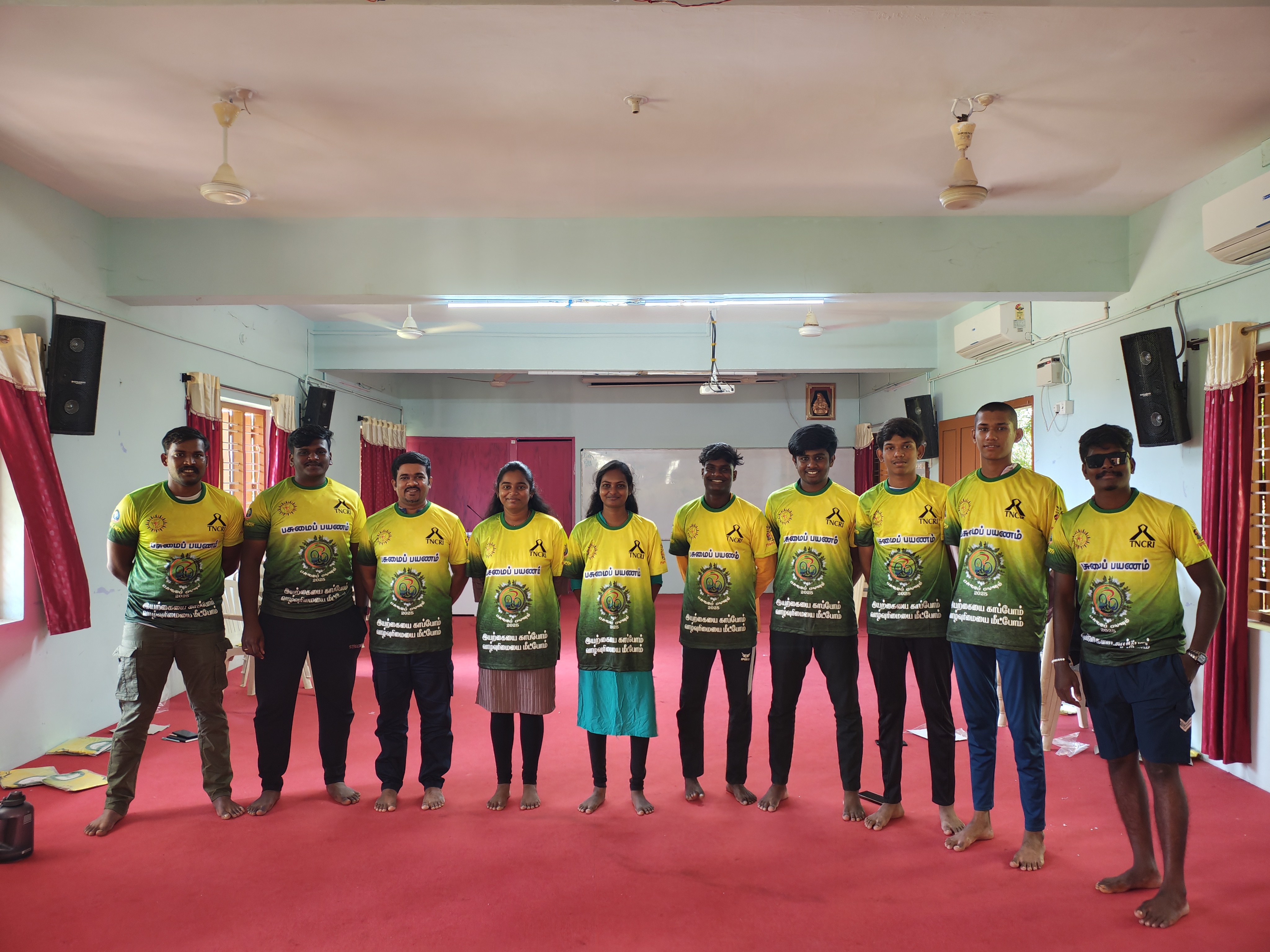 இயற்கையைக் காப்போம் வாழ்வுரிமையை மீட்போம் என்ற நிலைப்பாட்டை விழிப்புணர்வு ஏற்படுத்தும் வகையில் 780 கிலோமீட்டர் பயணத்தைக் கன்னியாகுமரியில் தொடங்கி சென்னை நோக்கி பயணமானது நேற்று தொடங்கியது.   பசுமை பயணத்தின் முதல் நாளில்  மிதிவண்டி பயணம் தொடக்க நிகழ்வாக கன்னியாகுமரி முக்கடல் சங்கமிக்கும் காந்தி மண்டபத்தின் முன்பாக விழிப்புணர்வு நிகழ்ச்சி நடைபெற்றது.இயற்கையைக் காப்போம் வாழ்வுரிமை மீட்போம் என்ற விருதுவாக்கோடு பசுமைப் பயணம் தொடங்கியது.இதில் கன்னியாகுமரி நகராட்சி தலைவர் திரு.குமரி ஸ்டீபன் அவர்கள் தலைமைத் தாங்கி நிகழ்ச்சியைத் தொடங்கி வைத்தார். களரி குழுவினரின் பறை இசையோடு விழிப்புணர்வு பசுமைப்பணம் தொடங்கியது.   கோட்டாறு மறைமாவட்டத் துறவியர் பேரவைத் தலைவர் அருட்பணி பிரிட்டோ பீட்டர் அவர்கள் அனைவரையும் வரவேற்றார். தமிழகத் துறவியர் பேரவைத் தலைவர் அருட்சகோதரி.மரிய பிலோ அவர்கள் அறிமுக உரையாற்றினார். இயற்கை பற்றிய இளம் மாணவர்களின் பார்வை என்ற தலைப்பில் பள்ளி மாணவர்களின் விழிப்புணர்வு கலை நிகழ்ச்சிகள்  நடைபெற்றது.பள்ளி மாணவர்களின் பழங்குடியினர் அணிவகுப்பு நடைபெற்றது. இயற்கையைக் காப்போம் என்ற தலைப்பில் கன்னியாகுமரி நகராட்சித் தலைவர் திரு. குமரி ஸ்டீபன்  அவர்கள் பேசினார்.     இயற்கையைக் காக்க இயக்கமாவோம் என்ற தலைப்பில் கன்னியாகுமரி வட்டார முதன்மைப் பணியாளர் அருட்பணியாளர் ஜான்சன் அவர்கள் கலந்து கொண்டு  கருத்துரை ஆற்றினார்.    களரி குழுவினரின் இயற்கையை காப்போம் கருத்துருவில் விழிப்புணர்வு பாடல் பாடினர். கோட்டாறு குழித்துரை மறை மாவட்ட துறவியர் அனைவரும் கலந்துகொண்டனர். சிறப்பு விருந்தினர்கள் அனைவரும் கொடியைசைத்து மிதிவண்டி பயணத்தைத் துவக்கி வைத்தனர்   12.30 மணியளவில் நாகர்கோவிலில் வடசேரி வரவேற்பு நிகழ்ச்சி நடைபெற்றது. நாகர்கோவில் வந்த பசுமைப்பயண மிதிவண்டி விழிப்புணர்வாளர்களுக்கு உற்சாக வரவேற்பு அளிக்கப்பட்டது. களரி குழுவினரின் பறையிசை முழக்கத்தோடு நிகழ்ச்சித் தொடங்கியது.  அருட்சகோதரி.கலா அவர்கள் அனைவரையும் வரவேற்றார். தமிழ்நாடு துறவியர் பேரவைத் தலைவர் அருட்சகோதரி மரிய பிலோ அவர்கள் அறிமுகவுரை ஆற்றினார்கள்.இயற்கை அன்னையைக் காப்போம் என்ற தலைப்பில் மாநகராட்சி துணைமேயர் திருமதி.மேரி பிரின்சி லதா அவர்கள் இயற்கை நம் வாழ்வில் எவ்வளவு முக்கியம் என்பதை பற்றி சிறப்புரை ஆற்றினார்.  பறையிசையோடு மீண்டும் விழிப்புணர்வு மிதிவண்டி பயணம் தொடர்ந்தது.பச