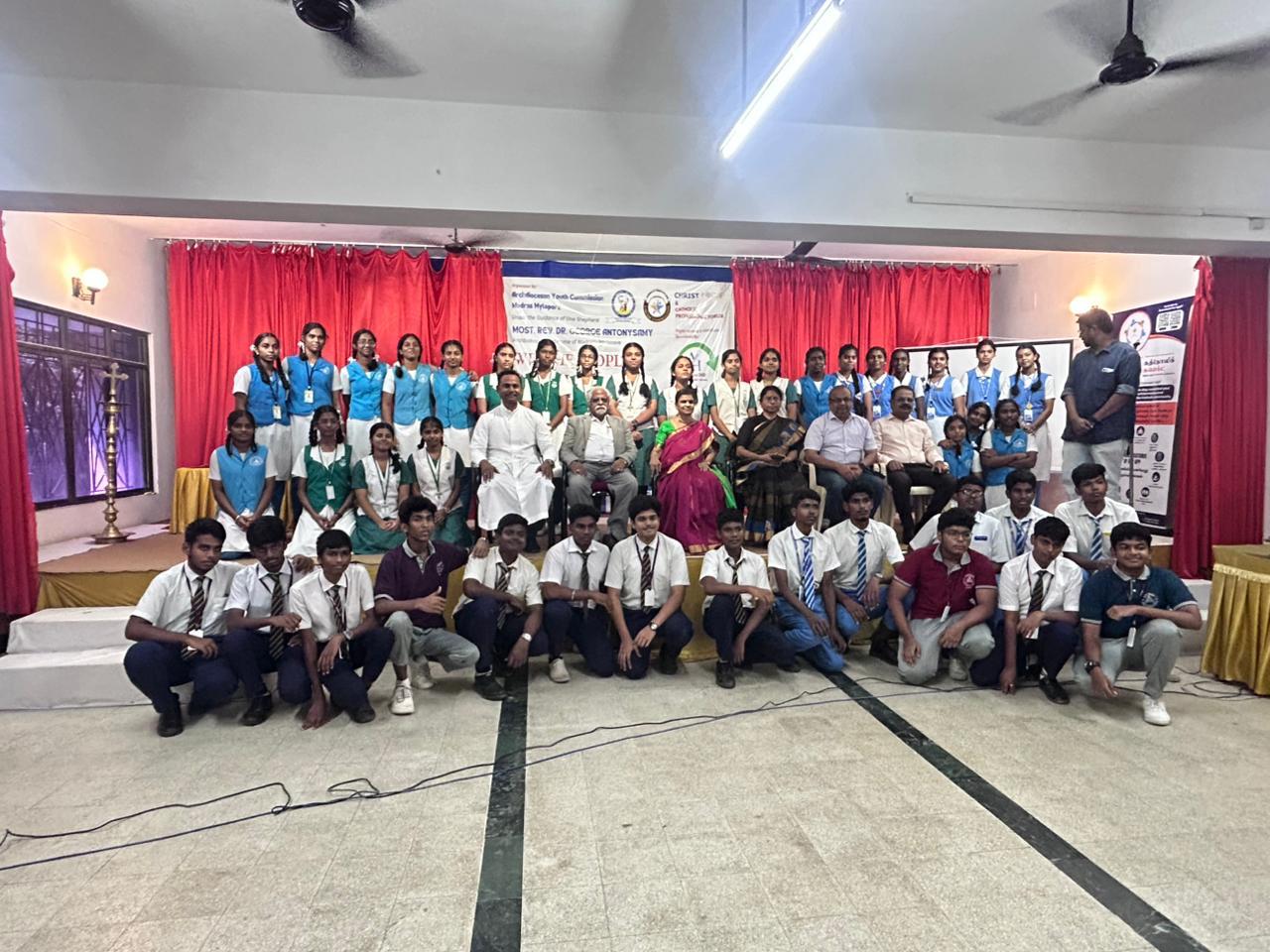 இழைஞர்களுக்கான அரசியல் பங்கேற்பு  இந்திய மக்களாகிய நாம் கருத்தரங்கு  சென்னை சாந்தோமில் மக்களாட்சி, நீதி, பொறுப்பான குடியுரிமை என்பன குறித்து நடைபெற்ற அமர்வுகளில் 200-க்கும் மேற்பட்டோர் பங்கேற்றனர். “இந்திய மக்களாகிய நாம்” எனும் தலைப்பில் நடைபெற்ற உற்சாகமிக்க கருத்தரங்கம், சனிக்கிழமை சென்னை மயிலை உயர் மறைமாவட்டத்தின் அருள்பணி மையத்தில் 200-க்கும் மேற்பட்ட இளைஞர்களை ஒன்றிணைத்தது. உயர் மறைமாவட்ட இளைஞர் பணிக்குழு, Christ Focus மற்றும் Catholic Professional Forum ஆகியவற்றின் ஒத்துழைப்புடன் நடத்திய இந்த ஒருநாள் நிகழ்ச்சி, இந்திய அரசியல் அமைப்பின் மதிப்புகள் மற்றும் பார்வையை இளைஞருக்கு உணர்த்துவதை நோக்கமாகக் கொண்டிருந்தது.  இக்கருத்தரங்கம் இளைஞர்களில் குடிமக்களுக்கான உணர்வை மேம்படுத்தி, தங்களின் உரிமைகள் மற்றும் கடமைகளைப் புரிந்துகொள்வதுடன், மக்களாட்சி, சமத்துவம் மற்றும் நீதியின் கோட்பாடுகளை தாங்கள் நாளந்தோறும் வாழ்க்கையில் பின்பற்ற ஊக்குவித்தது.  அரசியல் அமைப்பின் ஆன்மா– ஒரு ஆய்வு  பாட்ரிஷியன் கல்லூரியின் இயக்குநர் டாக்டர் பாத்திமா வசந்த் அவர்கள் தலைமையில் நடைபெற்ற முதல் அமர்வு “இந்திய அரசியல் அமைப்பை இளைஞர்களுக்கு உணர்த்துதல்” என்ற தலைப்பில் நடைபெற்றது. அவர் அரசியல் அமைப்பு என்பது வெறும் சட்ட ஆவணம் அல்ல, இந்தியாவின் நெறி மற்றும் சமூக மனச்சாட்சியின் உயிர்ப்பான வெளிப்பாடு என்றும் வலியுறுத்தினார்.    அடிப்படை உரிமைகள் குறித்த பல உண்மை வழக்குகளின் உதாரணங்களின் மூலம், அவர் அரசியலமைப்பின் சரத்துக்கள் 14 (சமத்துவ உரிமை), 19 (பேச்சு மற்றும் கருத்துக்களை வெளிப்படுத்தும் சுதந்திரம்), 21 (வாழ்வின் மற்றும் தனிநபரின் சுதந்திரத்தின் உரிமை) ஆகியவற்றின் முக்கியத்துவத்தை விளக்கினார். மனநலம், பொறுப்பான எண்மின் பயண்பாடு மற்றும் பாகுபாடு எதிர்ப்பு குறித்து அவர் பேசினார்; இளைஞர்கள் தங்கள் பேச்சு, சிந்தனை மற்றும் செயலில் அரசியல் அமைப்பின் ஒழுக்கத்தை வெளிப்படுத்த வேண்டும் எனக் கூறினார்.  ஜனநாயகத்தின் ஊக்கி – இளைஞர்கள்  இரண்டாம் அமர்வை செயின்ட் ஜோசப் பல்கலைக்கழகத்தின் சட்டக் கல்லூரியின் தலைவரான டாக்டர் வின்சென்ட் காமராஜ் அவர்கள் நடத்தினார். “இந்திய அரசியல் அமைப்பின் அடிப்படை மதிப்புகளை முன்னேற்றும் ஊக்கிகளாக- இளைஞர்கள் ” எனும் தலைப்பில் அவர் உரையாற்றினார்.  அரசியல் அமைப்பின் தோற்றத்தைப் பற்றிச் சுட்டிக்காட்டிய அவர், அது ஒரு நீதி மற்றும் ஒருங