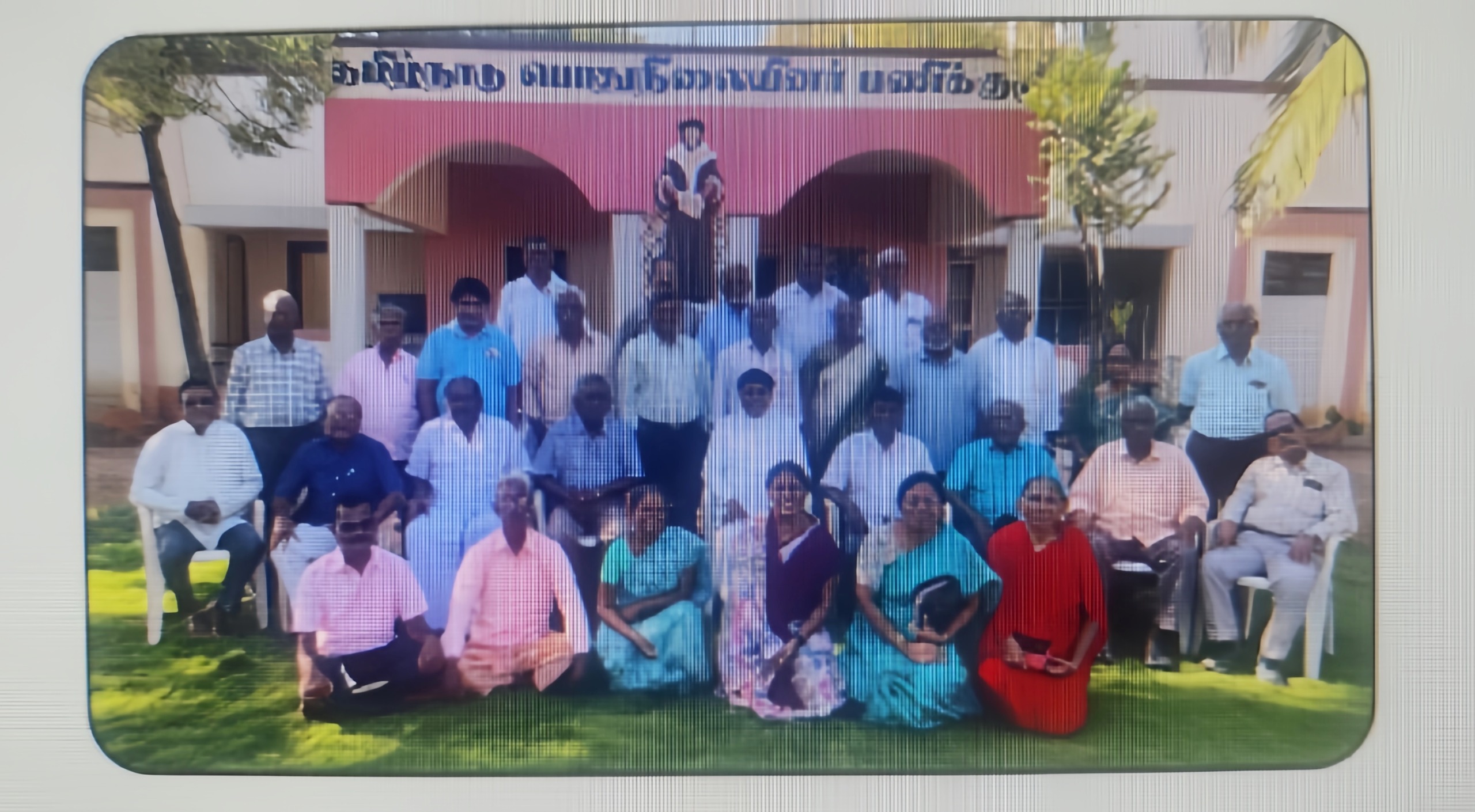  மறுமலர்ச்சித் தியானம் - 2025 தமிழ்நாடு பொதுநிலையினர் பணிக்குழு முன்னெடுப்பு!  திருச்சி மாவட்டம் பிராட்டியூர் பொதுநிலையினர் உருவாக்க மையத்தில் நடைபெற்ற, பொதுநிலைத் திருப்பணியாளர்களுக்கான மறுமலர்ச்சித் தியானத்தில் 40 பேர் பங்கேற்றும் பங்கேற்றுப் பயன்பெற்றனர். 2 நாள்கள் நடைபெற்ற இத்தியானத்தை, திண்டுக்கல் மறைமாவட்டத்தைச் சேர்ந்த அருள்பணி, தேவராஜ் வழிநடத்தினார். தொடர்ந்து, இரண்டாம் நாள் பொதுநிலையினர் பணிக்குழுவின் செயலர் அருள்பணி. மரிய மைக்கேல், திருத்தந்தை லியோவின் திருமடலான "Dilext Te" அதாவது, 'நான் உன்னை அன்பு கூர்ந்தேன்' எனும் கடிதத்தை விளக்கிக் கூறியும் பொதுநிலையினரின் பணியின் முக்கியத்துவத்தையும் எடுத்துரைத்தார். மேலும், பொதுநிலைத் திருப்பணியாளர்கள் குறித்து அவர் பேசுகையில், 1962 முதல் 1965 வரை நடைபெற்ற வரலாற்றுச் சிறப்புமிக்க இரண்டாம் வத்திக்கான் பொதுச் சங்கம் திரு அவையின் பணிகளில் பல்வேறு பங்கேற்பு அமைப்புகளை முன்வைத்தது; அவற்றில் ஒன்றுதான் பொதுநிலைத் திருப்பணியாளர்கள் (Lay Ministers) என்னும் பணி எனக்கூறினார். வத்திக்கான் பொதுச்சங்கத்தின் வரைவுகளுக்குச் செயலாக்கம் அளிக்கும் விதமாக, பொதுநிலைத் திருப்பணியாளர்கள் பயிற்சியானது. தமிழ்நாடு பொதுநிலையினர் உருவாக்க மையத்தில் 1999 முதல் 2018 வரை ஐந்து கட்டங்களாக நடத்தப்பட்டது எனவும், இந்த ஐந்து கட்டப் பயிற்சியிலும் முழுமையாகப் பங்கேற்ற 120 பொதுநிலைத் திருப்பணியாளர்கள் ஆயர்களால் பணிக்கு நியமிக்கப்பட்டனர் எனவும் அவர் விளக்கினார். இவர்களை ஆண்டுதோறும் வரவழைத்து ஒருநாள் மறுமலர்ச்சி தியானமும், மறுநாள் பணிப் பகிர்வும் நடைபெறுவதாகக் குறிப்பிட்டார். பயிற்சியில் பங்கெடுத்த பொதுநிலைத் திருப்பணியாளர்கள் பலரும் தங்கள் பணிகள் குறித்துப் பகிர்கையில், ஆயர்களால் பணியமர்த்தப்பட்ட தாங்கள் முறையாகப் பங்குகளில் பணியாற்ற அனுமதிக்கப்படவில்லை என்ற தங்கள் வருத்தத்தையும் பதிவு செய்தனர்.