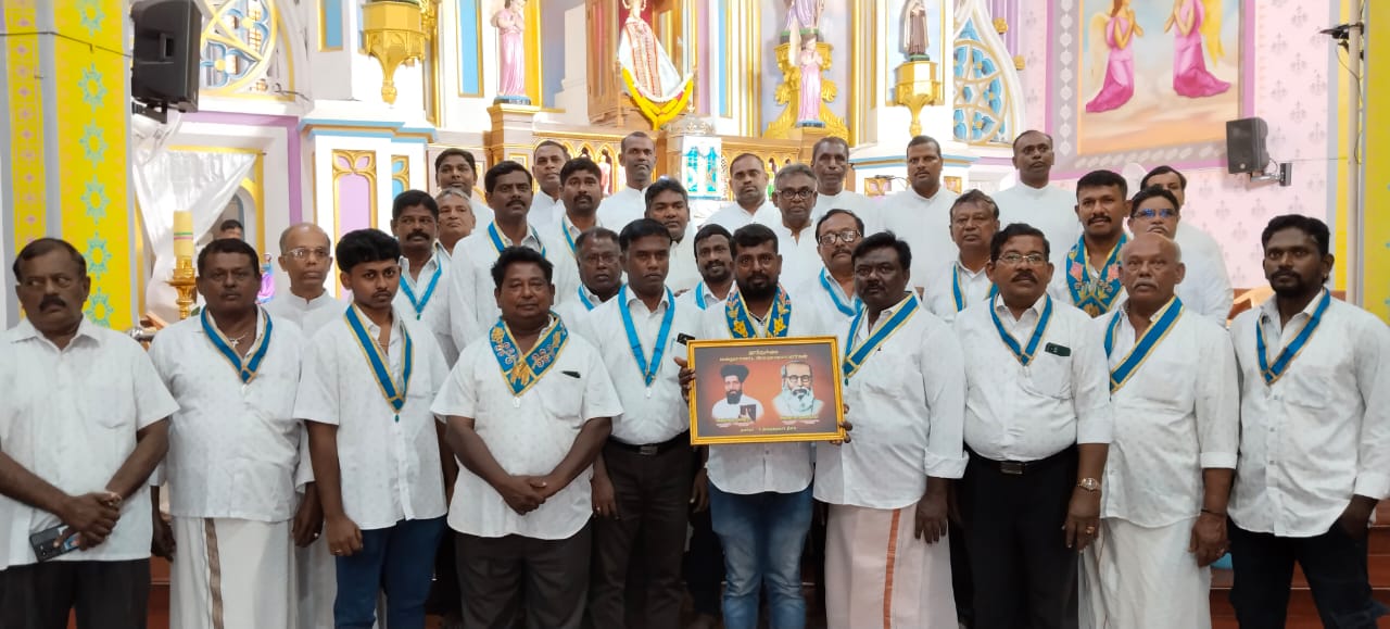 நினைவுகூரப்பட்ட மறைமாவட்ட இறையடியார்கள்   மேனாள் தெய்வத் திருத்தந்தை பிரான்சிஸ் அவர்களின் 16 நவம்பர் 2024,  சுற்றுமடல் அறிவுறுத்தலின்படி இறை இயேசுவின் யூபிலி 2025 இந்த ஆண்டு தொடங்கி வருடம்தோறும் வருகின்ற நவம்பர் மாதம் 09 ஆம் தேதியன்று அந்தந்த மறைமாவட்ட எல்லைக்கு உட்பட்டு பிறந்து, உலகளாவிய திருஅவைக்கு தங்களையே அர்ப்பணித்துக் கொண்ட இரத்த சாட்சிகள், புனிதர்கள், அருளாளர்கள், வணக்கத்துக்கு உரியவர்கள், இறையடியாளர்கள் அனைவரையும் நினைவுகூர்ந்து கொண்டாட வேண்டுமென்று அனைத்துலக திருஅவைக்கும் அழைப்பு விடுத்திருந்தார்கள்.  அந்தந்த மறைமாவட்ட இறையடியார்களை நினைவுகூர்வதின் வழியாக நாமும் அவர்களின் நம்பிக்கை, விசுவாச, அர்ப்பணத்தை வளர்வாழ் மாணவர்களுக்கும், இளையோருக்கும், இறைமக்களுக்கும் எடுத்துரைத்து நாமும் புனிதத்தில் வளர, வாழ ஒவ்வொருவரையும் உற்சாகப்படுத்த அழைக்கப்பட்டுள்ளோம்.  ஏற்கனவே, தூத்துக்குடி மறைமாவட்டத்தின் அனைத்து தந்தையர்களுக்கும் மேதகு ஆயர் ஸ்டீபன் அவர்கள் மறைமாவட்ட INTER NOS  தகவல் வழியாக வத்திக்கானிலிருந்து வந்த திருத்தந்தையின் தகவல்களை நினைவுப்படுத்தி உள்ளார்கள். மேலும்,  பங்குகளில் தந்தையர்கள் தங்களின் வசதிக்கேற்ப நினைவுகூர்ந்து கொண்டாட அன்புடன் கேட்டுக்கொண்டார்கள்.   அதன்முத்தாய்பாக, தூத்துக்குடி மறைமாவட்ட  ஒருங்கிணைந்த புனிதர் ஏற்பாட்டு குழுவினரால்  08.11.2025 அன்று தூத்துக்குடி நற்செய்தி நடுவகத்தில் நடந்த மறைமாவட்ட மேய்ப்பு பணி பேரவை கூட்டத்திற்கு பல்வேறு பங்குகளிலிருந்து வந்தவர்கள் வழியாக பங்குகளில் நினைவுபடுத்தும் விதமாக இறையடியாளர்கள் படம்  அன்றைய கருத்தாளர் அருள்பணி ச.தே செல்வராஜ் அவர்களால் புனிதர்பட்ட ஏற்பாட்டு குழு வழிகாட்டி தந்தையும், வடக்கன்குளம் மறைவட்ட முதன்மை குருவுமான பேரருட்திரு கிறிஸ்டியான் அவர்களிடம் கொடுக்கப்பட்டது. மறைவட்ட தந்தையர்கள் வழியாக படங்களை அனைத்து பங்கு தந்தையர்களிடம் ஒப்படைக்க கேட்டுக் கொள்ளப்பட்டது.  அதனைத்தொடர்ந்து 09.11.2025 அன்று இறையடியார் அந்தோனி சூசைநாதர் கல்லறை இருக்கும் வடக்கன்குளம் பங்கு புனித திருக்குடும்ப ஆலயத்தில் ஜெபமாலை தாசர் துறவற சபைகள் மற்றும் தூத்துக்குடி மறைமாவட்ட குருக்கள் இனைந்து சிறப்பு கூட்டுத் திருப்பலி நிறைவேற்றி இறையடியாளர்கள் அந்தோனி சூசைநாதர், அகுஸ்தின் பெரைரா அவர்கள் அருளாளர் நிலை பெறவேண்டி ஜெபிக்கப்பட்டது. வடக்கன்குளம் மறைவட்ட முதன்மை குருவும், மறைமாவட்ட 