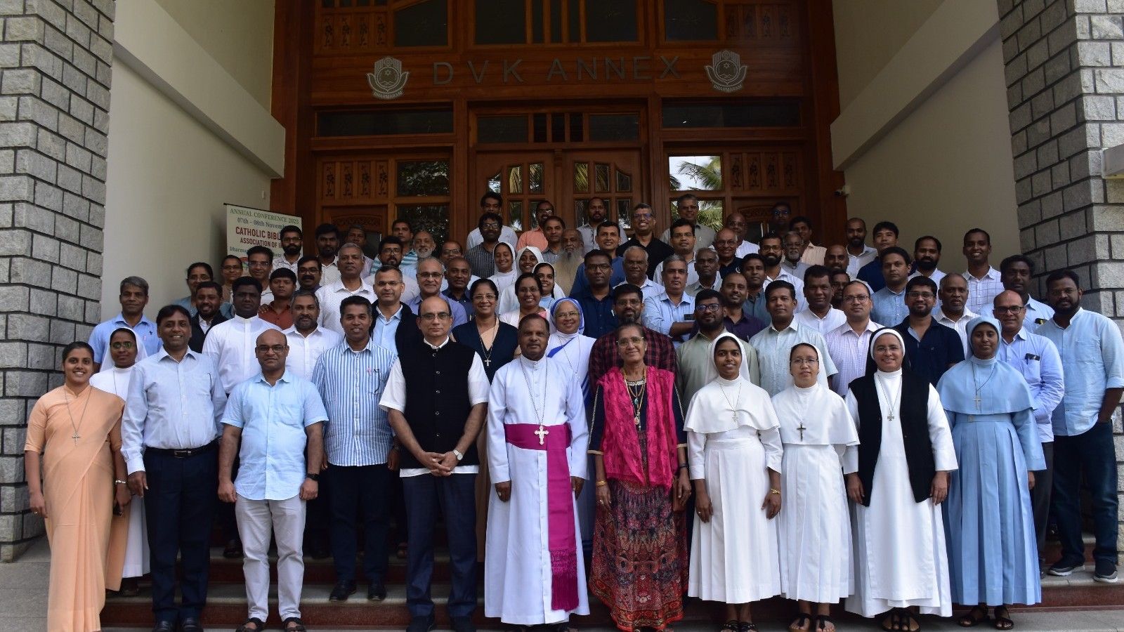 இந்தியக் கத்தோலிக்கத் திருவிவிலிய அமைப்பின் மாநாடு புதிய நிர்வாகம் தேர்வு!  கர்நாடக மாநிலம் பெங்களூருவில் உள்ள தர்மாராம் வித்யா மையத்தில், இந்தியக் கத்தோலிக்கத் திருவிவிலிய அமைப்பின் ஆண்டுப் பொது மாநாடு இரண்டு நாள்கள் நடைபெற்றது. நாடு முழுவதிலுமிருந்து சுமார் 85 சிறந்த விவிலிய அறிஞர்கள் ஒன்றுகூடிய இந்நிகழ்வில், திருவிவிலியத்தில் சரியான அணுகுமுறை: இந்தியத் திரு அவை -அரசியல் சூழலிலிருந்து படித்தல்" என்ற கருப்பொருளில் கலந்துரையாடல்கள் நடைபெற்றன.  மேலும் ,தெல்லிச்சேரி பேராயர் மேதகு ஜோசப் பாம்ப்லானியின் சிறப்புரையுடன் தொடங்கிய இந்நிகழ்வில், சுல்தான்பேட்டை மறைமாவட்ட ஆயர் மேதகு பீட்டர் அபிர், இன்றைய நவீன உலகில் தலைமைத்துவ உருவாக்கம், நீதி மற்றும் பங்கேற்பு முறையை வடிவமைப்பதில் விவிலியத்தின் தொடர்பு குறித்துச் சிறப்புரை ஆற்றினார்.  இந்த அமர்வுகளில் சிறப்புமிக்க இந்திய இறையியலாளர்களின் அறிவார்ந்த கட்டுரைகள் இடம்பெற்றன. இந்த மாநாட்டில், தனது இரண்டு பருவத் தலைமைப் பணிக்காலங்ளை நிறைவு செய்த அருள்பணி. ஜாய் பிலிப்பிற்குப் பாராட்டு வழங்கப்பட்டது. இந்த விவிலியப் பணியில் அவரது தொலைநோக்கு வழிகாட்டுதலுக்கும் அயராத முயற்சிகளுக்கும் அவர் மனதாரப் பாராட்டப்பட்டார்.  இறுதியாக ,இந்தக் கூட்டத்தின்போது, வரும் ஆண்டுகளில் இந்தியக் கத்தோலிக்கத் திருவிவிலிய அமைப்பின் புதிய நிர்வாகக் குழு தேர்ந்தெடுக்கப்பட்டது. மங்களூர் மறைமாவட்டத்தின் அருள்பணியாளர் வின்சென்ட் செக்வேரா தலைவராகவும், துணைத் தலைவராக அருள்சகோதரி ஜான்சி சூரத்தோட்டியில், செயலாளராக அருள்பணி. ஜெயா பிரதீப், பொருளாளராக அருள்சகோதரி ஸ்மிதா கேப்ரியல் ஆகியோர் தேர்ந்தெடுக்கப்பட்டனர்