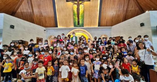 father_nino_with_the_beneficiaries_of_feeding_program_365_days_of_miracles_photo_credit_slrp_facebook_1