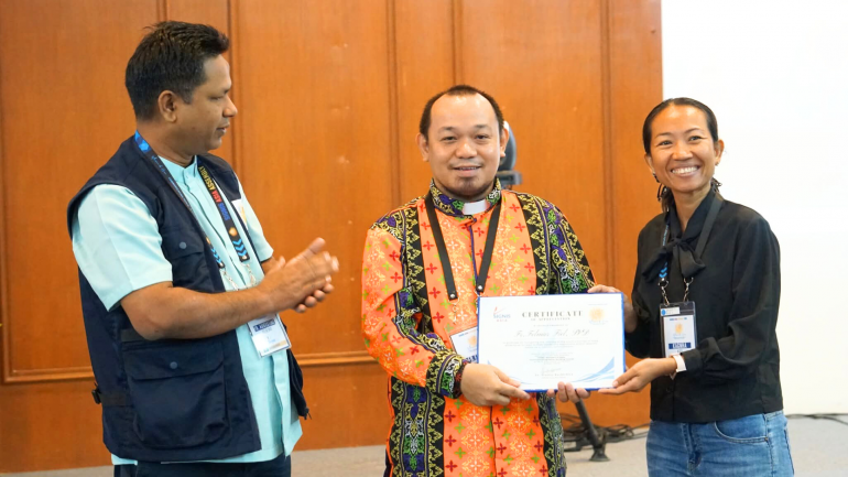 மணிலாவில் மூன்றாம் நாள் நடைபெற்ற சிக்னிஸ் ஆசியா மாநாடு !  மணிலாவில் அக்டோபர் 21 முதல் 25 வரை நடைபெற்று வரும் சிக்னிஸ் ஆசியா மாநாட்டின் மூன்றாம் நாள் “மனித நூலகம்: உயிரோட்டமான கதைகளுடன் உரையாடல்” என்ற தலைப்பில் ஒரு ஆழமான குழு விவாதத்துடன் தொடங்கியது.  இந்த அமர்வில் எமனுவேல் பாங்கம்பன் (முன்னாள் நிகழ்ச்சி இயக்குநர், ரேடியோ மரியா – பிலிப்பைன்ஸ்), சுமன் காளே (ஆசிய பசிபிக் ஒருங்கிணைப்பாளர், சர்வதேச கத்தோலிக்க மாணவர் இயக்கம்), மோனிகா முனெய் (மியான்மார் கல்வியாளர்), கோன்னே மிலனேஸ் (டிஜிட்டல் மீடியா இணை, ரமோன் மக்சாய்சாய் விருது அறக்கட்டளை – தகவல் தொடர்பு மற்றும் பொதுமக்கள் தொடர்பு துறை), மற்றும் ஃப்ளோரன்ஸ் அலெக்சிஸ் (நிறைவேற்று இயக்குநர், ஃபொண்டாசியோ).ஆகியோர் இந்த அமர்வில் பங்கேற்றனர். இந்த அமர்வை பிதா ஃபெல்மார் ஃபியல், SVD, (பொது மேலாளர், ரேடியோ வெரிட்டாஸ் ஆசியா) வழிநடத்தினார்.  இந்த தனித்துவமான அமர்வு பங்கேற்பாளர்களுக்கு மனிதர்மையைக் கொண்ட ஊக்கமூட்டும் அனுபவத்தை வழங்கியது. ஒவ்வொரு உறுப்பினரும் “மனிதப் புத்தகம்” என அறிமுகப்படுத்தப்பட்டு, நம்பிக்கை, விசுவாசம், உறுதியான மனப்பாங்கு ஆகியவற்றை பிரதிபலிக்கும் தங்கள் வாழ்க்கைக் கதைகளைப் பகிர்ந்தனர். பங்கேற்பாளர்கள் “படிப்போர்” ஆக இருந்து, இந்த “உயிரோட்டமான கதைகளுடன்” உரையாடி, ஆசியாவின் இளம் ஊடகத் தொடர்பாளர்களின் வாழ்க்கை நிதர்சனங்களை ஆழமாகப் புரிந்துகொண்டனர்.  இந்த அனுபவம் கதையாடலின் உண்மை, உணர்ச்சி மற்றும் நற்செய்தியின் இரக்க அழைப்பில் வேரூன்றிய மாற்றுத்திறனைக் குறித்து சிந்திக்க வழிவகுத்தது.  மூன்றாவது நாள் இறுதி அமர்வான பணிமனையை சிக்னிஸ் பிலிப்பைன்ஸ் தலைவர் மிஸ் பை மபான்டா-பெனோமேனோ வழிநடத்தினார்.  இந்த பணிமனை, வேகமும் வைரலாகும் கலாச்சாரமும் ஆட்சி செய்யும்  சூழலில், உண்மையான உறவு மற்றும் சமூகத்தை வளர்க்கும் நுட்பமான வழிமுறைகளை வழங்கியது.  பின்னர், ரேடியோ, தொலைக்காட்சி மற்றும் திரைப்படம், ஊடகக் கல்வி, பத்திரிகைத்துறை, டிஜிட்டல் மீடியா ஆகிய சிக்னிஸ் ஆசியாவின் பல பிரிவுகளிலிருந்த பங்கேற்பாளர்கள், அந்த நாளின் “நம்பிக்கை, நம்பகத்தன்மை மற்றும் தீர்க்கதரிசனக் குரல்” என்ற தலைப்புகளில் தங்கள் எதிர்கால ஊடகத் திட்டங்களை வடிவமைக்கும் கூட்டுப் பணியில் ஈடுபட்டனர்.  ஆசிய ஒற்றுமையின் விழா  நாள் முடிவில், பங்கேற்பாளர்கள் தங்கள் தேசிய ஆடை அணிந்து கலாச்சார இரவைக் கொண்டாடினர். இந்த மகிழ்ச்சியா