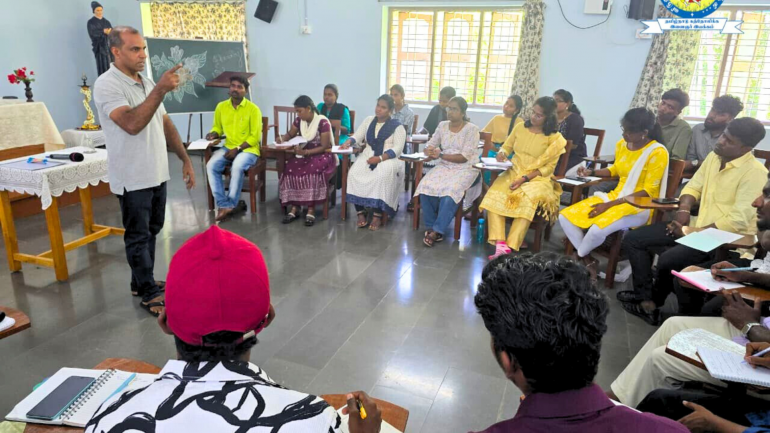  தமிழ்நாடு கத்தோலிக்க இளைஞர் இயக்கம் “மாற்றத்திற்காக: 100 சிந்தனையாளர்கள்” என்ற தலைப்பில் பணிப்பகிர்வு!  தமிழ்நாடு மறைமாவட்ட ஆயர்கள் பேரவையின் இளைஞர் ஆணையத்தின் கீழ் செயல்படும் தமிழ்நாடு கத்தோலிக்க இளைஞர் இயக்கம் (TCYM), தனது தலைமைத்துவ உருவாக்கப் பயிற்சி திட்டமான “மாற்றத்திற்காக: 100 சிந்தனையாளர்கள்” என்ற நிகழ்வின் நேரடி அமர்வை அக்டோபர் 11  மற்றும் 12 தேதிகளில் திருச்சியில் உள்ள சிஸ்டர்ஸ் ஆஃப் சாரிட்டி (SCCG) தலைமையகத்தில் நடத்தியது.  தமிழகத்தின் பல பகுதிகளில் இருந்து வந்த 36 இளைஞர்கள் கலந்து கொண்ட இந்த இரு நாள் பணிப்பகிர்வு, கிறிஸ்தவ நம்பிக்கையிலும் மதிப்புகளிலும் வேரூன்றிய விமர்சன சிந்தனையாளர்களையும் சமூக தலைவர்களையும் உருவாக்குவதை நோக்கமாகக் கொண்டது.  நிகழ்வு, TCYM இயக்கத்தின் தலைப்புப் பாடலான “பொது இலக்கு கனவெடுத்துப்” பாடலுடன் தொடங்கியது. பின்னர் TCYM இயக்க இயக்குநர் மத. க. எம். எடிசன் அவர்கள் தொடக்க உரையில், இரண்டு நாள் பயிற்சித் திட்டத்தின் நோக்கங்களை விளக்கினார்.  முதல் அமர்வான “அம்பேத்கரின் பார்வையில் சமூக நீதி” என்ற தலைப்பில், மத. உ. ஜெகன் போஸ், செயின்ட் பால் பெரியாலயப் பேராசிரியர் வழிநடத்தினார். அவர், ஜனநாயகக் கொள்கைகளை பாதுகாப்பதின் அவசியத்தையும் புறக்கணிக்கப்பட்ட மக்களின் பங்களிப்பை உறுதிசெய்வதின் முக்கியத்துவத்தையும் வலியுறுத்தினார்.   “சமூக நீதி என்பது தொண்டு அல்ல; அது உரிமை. இது ஒருவரின் தனிப்பட்ட கடமை அல்ல, அரசின் பொறுப்பு,” என்று மத. ஜெகன் குறிப்பிட்டார்.  அடுத்த அமர்வில், “பூமியின் நண்பர்கள்” எனப்படும் அடிப்படை இயக்கம் அறிமுகப்படுத்தப்பட்டது. இது சுற்றுச்சூழல் நீதியை ஊக்குவிக்கும் ஒரு புல இயக்கமாகும். இளைஞர்கள் இளைஞர் ஆணையத்தின் மாத இதழான “துடிப்பு” குறித்து விமர்சன ஆய்வுகளை செய்து தங்களது கருத்துகளையும் பகிர்ந்தனர்.  மாலை நேரத்தில், மத. க. எம். எடிசன் அவர்கள் “சாதியற்ற தமிழ்ச் சமூகமும் சாதி சார்ந்த தமிழ்ச் சமூகமும்” என்ற தலைப்பில் உரையாற்றினார். இதில் அவர் தமிழ்நாட்டில் சாதி அமைப்பின் வரலாற்றுப் பின்னணியையும், இணைப்பு மற்றும் நீதி சார்ந்த சமூகத்தை உருவாக்கும் திருச்சபையின் பங்கையும் சிந்தனையோடு பகிர்ந்தார். நிகழ்வு மாலை ஜெபமாலையுடன் நிறைவடைந்தது.  இரண்டாம் நாள் திருப்பலியுடன் தொடங்கியது. அதில் பங்கேற்ற இளைஞர்கள் சமூக நீதி காக்கும் உறுதிமொழி எடுத்தனர்.  காலை அமர்வில், வழக்கறிஞர் அருட்தந்தை  சவ