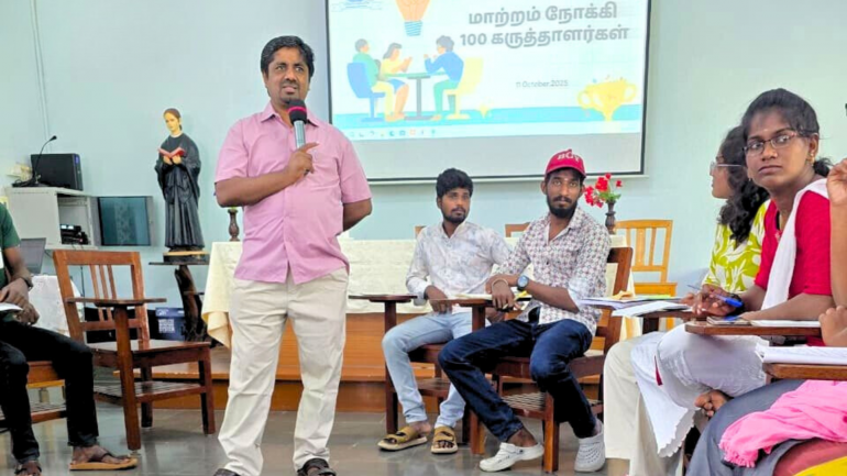  தமிழ்நாடு கத்தோலிக்க இளைஞர் இயக்கம் “மாற்றத்திற்காக: 100 சிந்தனையாளர்கள்” என்ற தலைப்பில் பணிப்பகிர்வு!  தமிழ்நாடு மறைமாவட்ட ஆயர்கள் பேரவையின் இளைஞர் ஆணையத்தின் கீழ் செயல்படும் தமிழ்நாடு கத்தோலிக்க இளைஞர் இயக்கம் (TCYM), தனது தலைமைத்துவ உருவாக்கப் பயிற்சி திட்டமான “மாற்றத்திற்காக: 100 சிந்தனையாளர்கள்” என்ற நிகழ்வின் நேரடி அமர்வை அக்டோபர் 11  மற்றும் 12 தேதிகளில் திருச்சியில் உள்ள சிஸ்டர்ஸ் ஆஃப் சாரிட்டி (SCCG) தலைமையகத்தில் நடத்தியது.  தமிழகத்தின் பல பகுதிகளில் இருந்து வந்த 36 இளைஞர்கள் கலந்து கொண்ட இந்த இரு நாள் பணிப்பகிர்வு, கிறிஸ்தவ நம்பிக்கையிலும் மதிப்புகளிலும் வேரூன்றிய விமர்சன சிந்தனையாளர்களையும் சமூக தலைவர்களையும் உருவாக்குவதை நோக்கமாகக் கொண்டது.  நிகழ்வு, TCYM இயக்கத்தின் தலைப்புப் பாடலான “பொது இலக்கு கனவெடுத்துப்” பாடலுடன் தொடங்கியது. பின்னர் TCYM இயக்க இயக்குநர் மத. க. எம். எடிசன் அவர்கள் தொடக்க உரையில், இரண்டு நாள் பயிற்சித் திட்டத்தின் நோக்கங்களை விளக்கினார்.  முதல் அமர்வான “அம்பேத்கரின் பார்வையில் சமூக நீதி” என்ற தலைப்பில், மத. உ. ஜெகன் போஸ், செயின்ட் பால் பெரியாலயப் பேராசிரியர் வழிநடத்தினார். அவர், ஜனநாயகக் கொள்கைகளை பாதுகாப்பதின் அவசியத்தையும் புறக்கணிக்கப்பட்ட மக்களின் பங்களிப்பை உறுதிசெய்வதின் முக்கியத்துவத்தையும் வலியுறுத்தினார்.   “சமூக நீதி என்பது தொண்டு அல்ல; அது உரிமை. இது ஒருவரின் தனிப்பட்ட கடமை அல்ல, அரசின் பொறுப்பு,” என்று மத. ஜெகன் குறிப்பிட்டார்.  அடுத்த அமர்வில், “பூமியின் நண்பர்கள்” எனப்படும் அடிப்படை இயக்கம் அறிமுகப்படுத்தப்பட்டது. இது சுற்றுச்சூழல் நீதியை ஊக்குவிக்கும் ஒரு புல இயக்கமாகும். இளைஞர்கள் இளைஞர் ஆணையத்தின் மாத இதழான “துடிப்பு” குறித்து விமர்சன ஆய்வுகளை செய்து தங்களது கருத்துகளையும் பகிர்ந்தனர்.  மாலை நேரத்தில், மத. க. எம். எடிசன் அவர்கள் “சாதியற்ற தமிழ்ச் சமூகமும் சாதி சார்ந்த தமிழ்ச் சமூகமும்” என்ற தலைப்பில் உரையாற்றினார். இதில் அவர் தமிழ்நாட்டில் சாதி அமைப்பின் வரலாற்றுப் பின்னணியையும், இணைப்பு மற்றும் நீதி சார்ந்த சமூகத்தை உருவாக்கும் திருச்சபையின் பங்கையும் சிந்தனையோடு பகிர்ந்தார். நிகழ்வு மாலை ஜெபமாலையுடன் நிறைவடைந்தது.  இரண்டாம் நாள் திருப்பலியுடன் தொடங்கியது. அதில் பங்கேற்ற இளைஞர்கள் சமூக நீதி காக்கும் உறுதிமொழி எடுத்தனர்.  காலை அமர்வில், வழக்கறிஞர் அருட்தந்தை  சவ