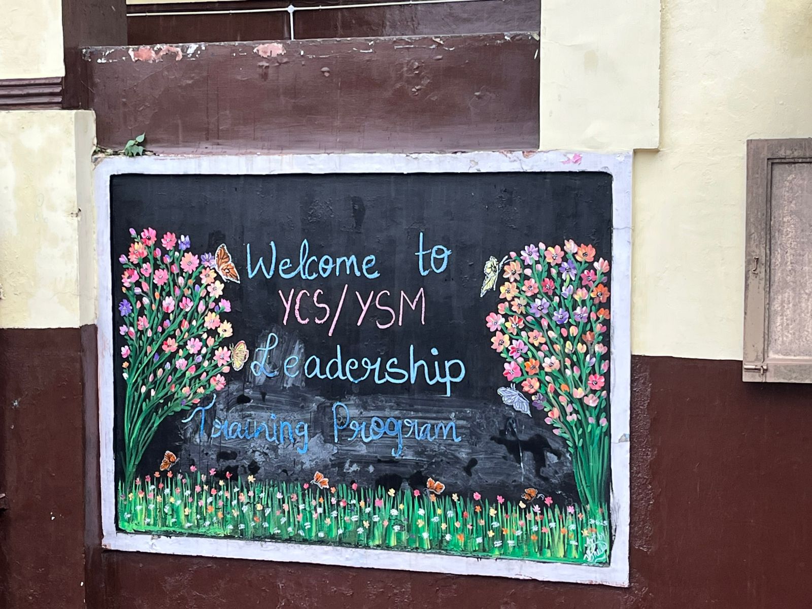 சென்னை மயிலை உயர் மறைமாவட்டம் முன்னெடுத்த மாணாக்கர் இயக்க (YCS/YSM) தலைமைத்துவப் பயிற்சி !     தலைமைத்துவப் பயிற்சியானது (YCS YSM ) அக்டோபர் 18, 2025 அன்று வேப்பேரியில் உள்ள புனித சூசையப்பர் ஆங்கிலோ இந்தியன் ஆண்கள் மேல்நிலைப் பள்ளியில் வெற்றிகரமாக நடத்தப்பட்டது.    இந்த நிகழ்வு செபம் மற்றும் வரவேற்புரையுடன் தொடங்கியது. அதனைத் தொடர்ந்து, கருத்தாளராக வந்திருந்த அருட்தந்தை வருண் ரிச்சர்ட் (புனித சூசையப்பர் ஆலயத்தின் உதவிப் பங்குத் தந்தை மற்றும் (YCS YSM ) இன் முன்னாள் உறுப்பினர்) அறிமுகப்படுத்தப்பட்டார். மாணவர்கள் அவர்களது வழிகாட்டிகளுடன் குழுக்களாகப் பிரிக்கப்பட்டனர். உள்ளூர் இளைஞர்கள் மற்றும் தன்னார்வலர்கள் நிகழ்வு சிறப்பாக அமைய உதவினர்.         பிறகு, அருட்தந்தை வருண் அவர்கள் “தலைமைத்துவம் என்றால் என்ன?”, “உண்மையான தலைவர் யார்?”, மற்றும் “ஒரு உண்மையான தலைவரின் குணங்கள்” போன்ற தலைப்புகளில் ஊக்கமளிக்கும் உரையைப் பகிர்ந்து கொண்டார். இந்தத் தலைமைத்துவம் குறித்த வீதி நாடகத்தை நடத்திய பள்ளி மாணவர்கள் அனைவரையும் கவர்ந்தனர்.    இரண்டாவது அமர்வு “YCS/YSM செயல்முறை மற்றும் செயல்பாட்டில் தலைமைத்துவம்” என்பதில் கவனம் செலுத்தியது. அருட்தந்தை வருண் அவர்கள் தலைமைத்துவத்தில் உள்ள சவால்களை எடுத்துரைத்ததுடன், “சிறிய செயல்களே பெரிய மாற்றத்தை ஏற்படுத்தும்” என்று வலியுறுத்தினார். இதனைத் தொடர்ந்து, திருமதி. பிரின்சஸ் பியூலா (முன்னாள் வழிகாட்டி) மற்றும் செல்வி. மோனெட் ரெனி (தேசியச் செயலாளர்) ஆகியோர் தங்கள் அனுபவங்களைப் பகிர்ந்து கொண்டு பங்கேற்பாளர்களை ஊக்குவித்தனர்.    இந்த நிகழ்ச்சியைச் சகோதரர் தீபக், அருட்தந்தை வருண் ரிச்சர்ட், மற்றும் இளைஞர் தன்னார்வலர்கள், வழிகாட்டிகள் திருமதி பெனிஷா மற்றும் திருமதி கிரேஸ் பால் ஆகியோருடன் இணைந்து சிறப்பாக ஏற்பாடு செய்திருந்தார்.    இந்நிகழ்வில் மொத்தம் 21 பள்ளிகள் பங்கேற்றன. இதில் 185 மாணவர்கள் மற்றும் 29 வழிகாட்டிகள் கலந்து கொண்டனர். நிறைவாக விருந்தினர்களைக் கௌரவித்து, நன்றியுரை கூறப்பட்டது. அதில் புனித சூசையப்பர் ஆங்கிலோ இந்தியன் ஆண்கள் மேல்நிலைப் பள்ளியின் தாளாளர் அருட்தந்தை பீட்டர் ஜெரால்டு அவர்களுக்கும் மேலும், அனைத்து பள்ளியின் முதல்வர்கள், தாளாளர்கள், மற்றும் வழிகாட்டிகள் ஆகியோரின் ஒத்துழைப்புக்கு மனமார்ந்த நன்றியைத் தெரிவித்தனர்.    உற்சாகமான YCS YSM கைத்தட்டலுடன் நிகழ்வு நிறைவுற்றது. விசுவ